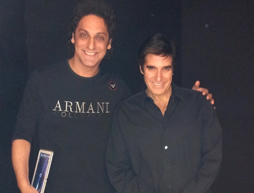 Mago Chester aconsejando a David Copperfield